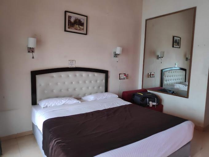 Whispering Woods Resort Lonavala Exteriör bild